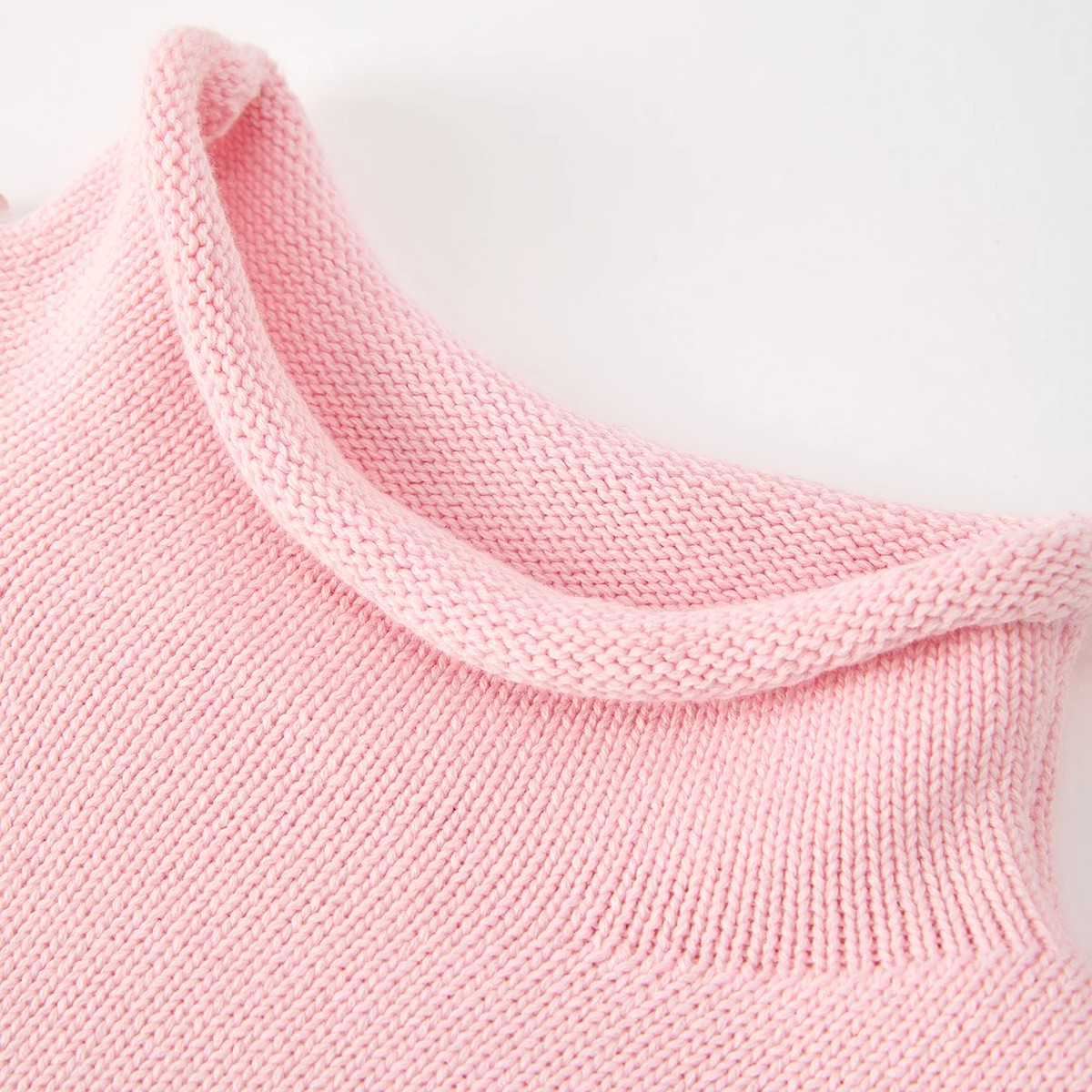 candy-cane-bow-knit-sweater-collar-detail